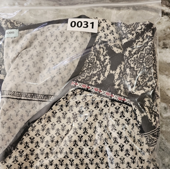 Women's Black and White Patterned Top Contrasting Shoulder, sleeves and hem.  XL - Picture 12 of 12